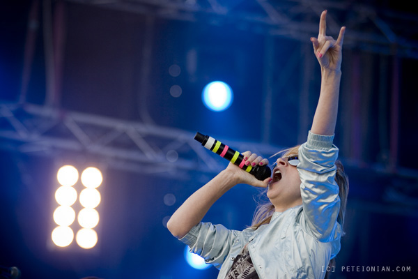 2009-06-21_Nova Rock_Guano Apes_IMG_3407